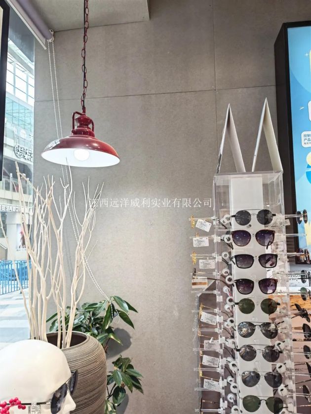 Interior decoration of chain optical shop -- light grey application of water wall rock slab